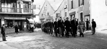 1940 — Dans les rues de Villard-de-Lans, les élèves en route pour la