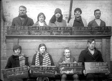 1930 — Le jour de l’embauche dans les mines de Lens (Centre historique minier du Nord – Pas-de-Calais, Lewarde).