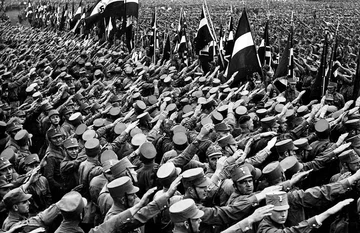 1932 — Une parade du NSPD - le parti de Hitler (Domaine public).