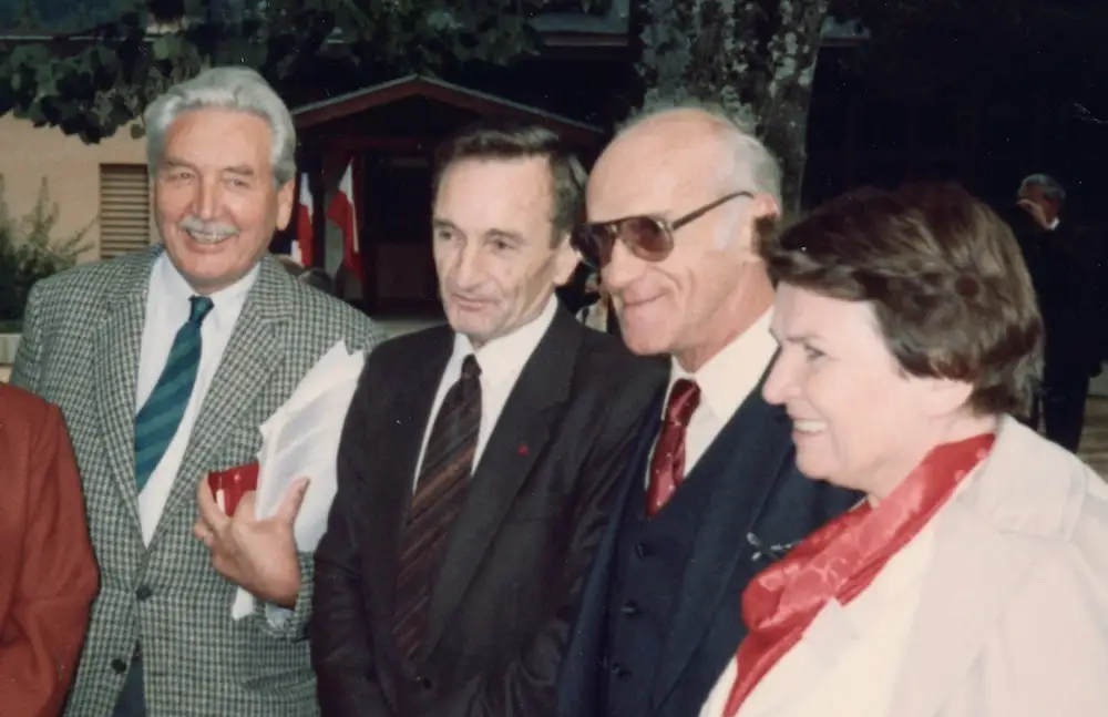 À gauche, le président de l'association, Lucjan Owczarek, avec des anciens élèves (non reconnus).