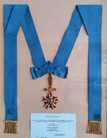 la médaille est exposée dans la salle du conseil municipale.