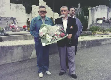 De gauche à&nbsp;droite&thinsp;:&thinsp;Bernard Nowak, Marian Liber et Marian Śzwigoń déposent une gerbe sur le tombeau des Polonais au cimetière de Villard-de-Lans.
