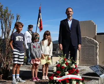 M. le vice-consul de Pologne à Lyon et trois arrière-petits-enfants d'un élève du lycée posent une gerbe sur le cadeau des Polonais.