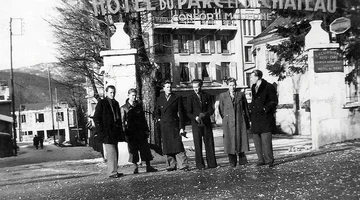 1941-1943. Un groupe d'élève devant le lycée. À gauche, Henryk Zdziarski (Association Mémoire du lycée polonais).