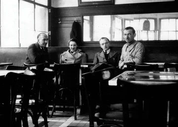 Dans un bar de Villard, les professeurs Cwiklinski, Harwas et son épouse, Makomaski (Association Mémoire du lycée polonais).