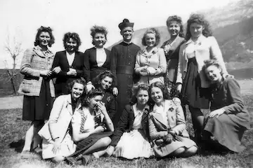 1943-1944 — L'abbé Czajka Kazymierz entouré de lycéennes, à Lans-en-Vercors (Association Mémoire du lycée polonais).