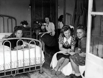 1945 — Dans une chambre. À gauche, Zofia Metelska (Association Mémoire du lycée polonais).