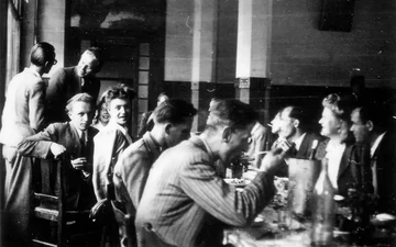 Repas de fête dans le réfectoire. Debout, à droite : Jan Kanias. Deuxième à partir de la gauche, assis : Jankowski (Association Mémoire du lycée polonais).