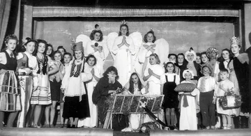 Noël 1943 — La crèche vivante. Janina Lamenta, ange au centre (Association Mémoire du lycée polonais).