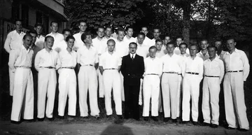 Le professeur Berger et sa chorale (Association Mémoire du lycée polonais).