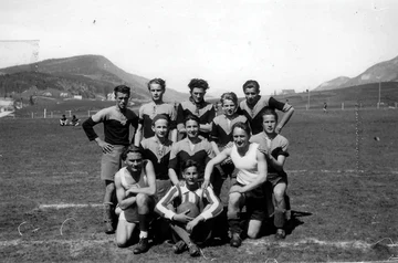 1943-1944 — Une équipe de football. En haut : ?, Marian Liber, Witold Nowak, Jozef Zglinicki, Alfons Borek (Association Mémoire du lycée polonais).
