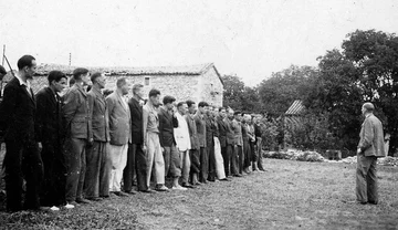 Les premiers élèves sont recrutés dans les camps de réfugiés polonais. Ici celui de La Bastide (Var) (Association Mémoire du lycée polonais).