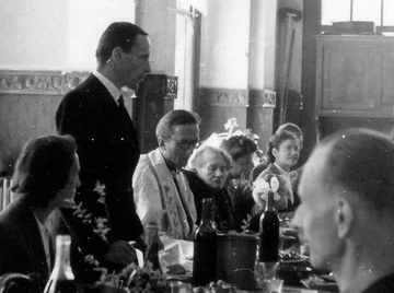 Pâques 1943. Wacław Godlewski debout, l'aumônier Bronislaw Bozowski à ses côtés (Association Mémoire du lycée polonais).