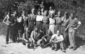 Ludwik Wilk, menuisier au lycée, est le premier à rejoindre les résistants en Vercors en janvier 1944. On le reconnaît, au milieu au dernier rang, à l'aigle blanc sur son béret (Association Mémoire du lycée polonais).