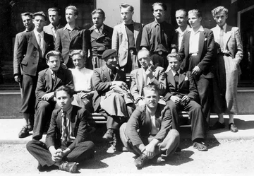 2 mai 1944 – Autour du professeur Harwas (pipe en main), la classe de 4e année de Gymnase. Cinq de ses élèves partiront pour Vassieux. Deux y mourront le 21 juillet. Harwas sera fusillé à Bron un mois plus tard.