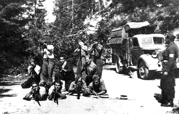 Groupe de combattants, maquisards et tirailleurs, à Valchevrière. Juin 1944.