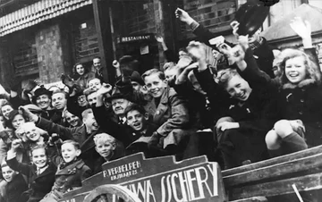 Septembre 1944 — Les citoyens de Ghent, Belgique, accueillent en libérateurs les Polonais de la 1re division blindée (Domaine public).