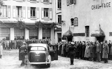Juin 1945 — Visite des autorités de l'ambassade de Pologne (Association Mémoire du lycée polonais).