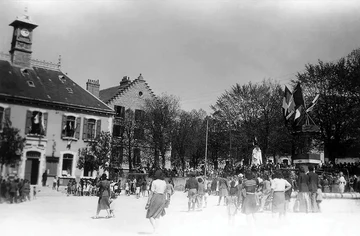 Le 8 mai 1945 sur la place de Villard-de-Lans, bientôt nommée place de la Libération (Association Mémoire du lycée polonais).