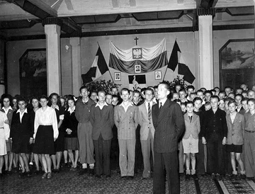 Juin 1946 — Dernière cérémonie de remise de diplôme de la Matura/baccalauréat. Sur le drapeau de la Pologne « populaire », l’aigle a perdu sa couronne royale (Association Mémoire du lycée polonais).
