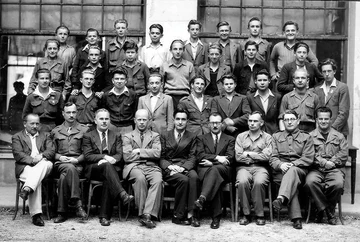 Juin 1946 — La classe de IVe Gymnazium et ses professeurs Tadeuz, Kupkiewicz, Nowakowski, Polaczek, Malbos, Berger, Mul, Komar et Wasiak (Association Mémoire du lycée polonais).