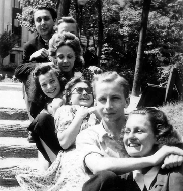 1946 - 1947 : l’école des Batignoles de Paris reçoit le nouveau lycée : Wladysław Łuszczynski, Marian Orłowski (caché), Janina Bandasz, Stanisława Musial, Helena Kominek, Paweł Kusz, Maria Wieczorek (Association Mémoire du lycée polonais).