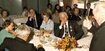 1979 — Un Villardien de cœur, Waclaw Godlewski, honore un Villardien de sang, André Ravix, maire de Villard-de-Lans et nouveau récipient de la Croix d'Or du Mérite polonais (Association Mémoire du lycée polonais).