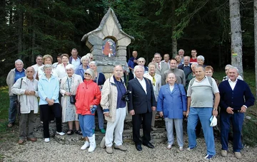 2007 - À la 7[e] station, dite des Polonais, du chemin de Croix de Valchevrière. Autour du président Henri GIelec et du secrétaire Edmond Koklejda (à sa droite, appareil photo en bandoulière), une quinzaine d’anciens, leur famille et leurs amis.