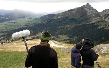 Tournage d'un film à Villard-de-Lans sur le fondateur du lycée, Zygmunt Lubicz-Zaleski. À une certaine distance de l'orchestre, de Rafaël Lewandowski (Association Mémoire du lycée polonais).