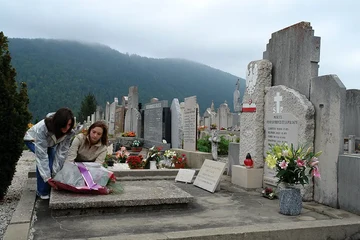 2007 — Lors du rassemblement de l’association, les petits enfants d’un ancien élève déposent une gerbe sur le tombeau des Polonais à Villard-de-Lans (Association Mémoire du lycée polonais).