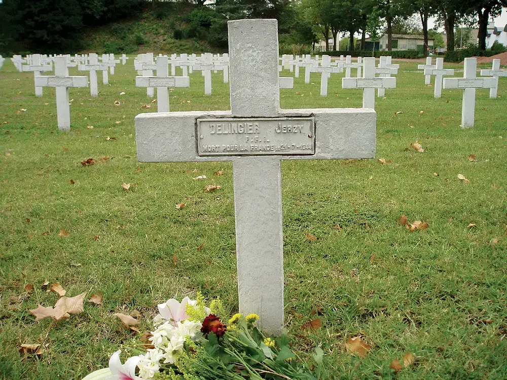 Quatre des corps des victimes du Vercors enterrés dans le tombeau des Polonais au cimetière de Villard-de-Lans ont été transféré au carré polonais de la Nécropole national de La Doua, à Villeurbanne