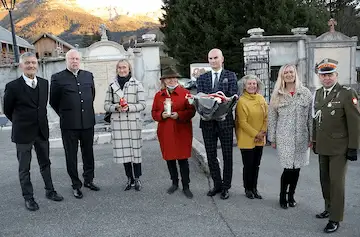 Dépôt de gerbe sur le caveau des Polonais, cimetière de Villard-de-Lans, à l'occasion de l'inauguration de l'espace muséal Foyer des libertés. De gauche à droite. Stéphane Malbos, président de l'association, Slawomir Gorzinski, chef de projet, Marie-Noëlle Battistel, députée ; Joanna Kosinska-Frybes, ancienne consule de la Pologne à Lyon ; Hubert Czerniuk, consul actuel, Michèle Papaud, adjointe à la Culture, l'attachée culturel et l'attaché militaire du consulat de Pologne.