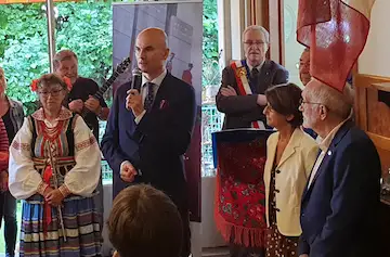 Présentation du livre le 6 juillet à l’hôtel de Milan en présence d’Hubert Czerniuk, consul général de la République de Pologne à Lyon (au micro), Guy Verney, maire de Bourg-d’Oisans (en écharpe) et les auteurs Christine Besson-Ségui et Pierre Bourgeat (sous le drapeau).