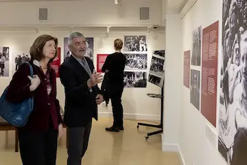 Stéphane Malbos, de notre association, présente l'exposition à  Madame Duchêne, ambassadrice de France à Londres.