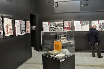 Une exposition comportant quarante-six panneaux et sept vitrines.
