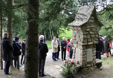 Recueillement et dépôt de gerbe à la 7e station du chemin de Croix de Valchevrière.