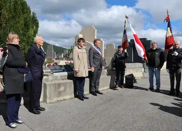 Au cimetière de Villard-de-Lans. Hélène Zaleski, Romain Zaleski, Robert Drzazga, Arnaud Mathieu, les portes-drapeaux.