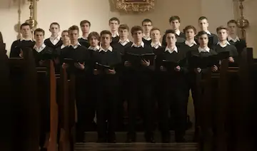 La chorale Garçon de Varsovie interprète les partitions de Ernest Berger, chef de la chorale du lycée, Chor Villard.