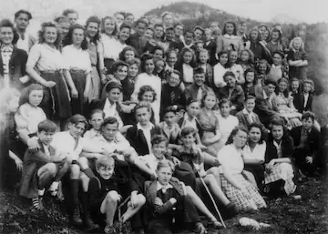 Printemps 1946, au-dessus de Lans-en-Vercors sur le plateau des Ramées, autour des professeurs Józef Mul (cravate rayée) et Stefan Wrona (cravate unie).