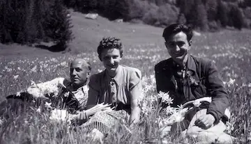 Dans la collection de Marcel Malbos. Au vallon de la Fauge, de gauche à droite : Michał Mierzwiński, comptable et responsable du service des polycopies ; Janina Harwas, épouse de Jan Harwas, professeur de latin ; Marcel Malbos, professeur de français.