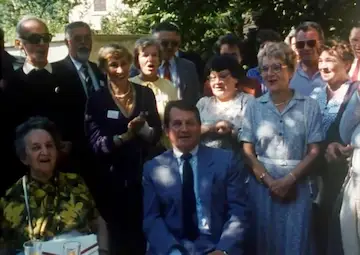 Marcel Bonnard, maire de Villard-de-Lans, entouré de Villardiens venus de Pologne célébrer le 40e anniversaire du départ du lycée. Le documentaire Retour au Vercors est filmé à cette occasion.